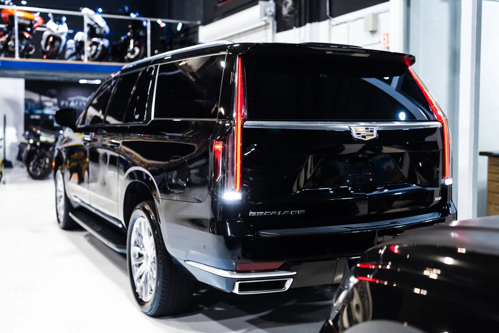 Used 2021 Cadillac Escalade ESV Premium Luxury w/ LPO, Floor Liner Package AWD/4WD image 7