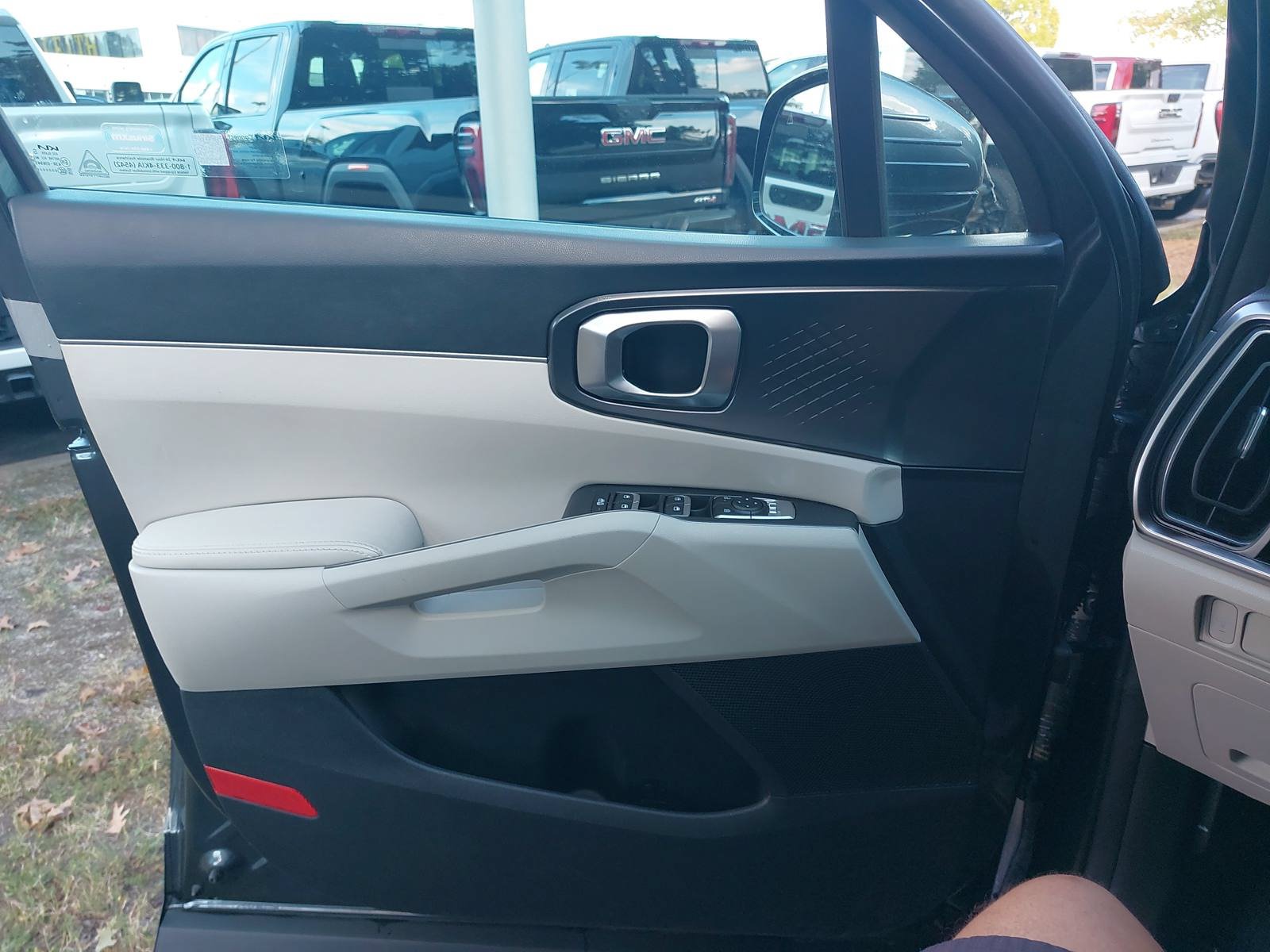 Used 2024 Kia Sorento S w/ Panoramic Sunroof Package FWD image 26