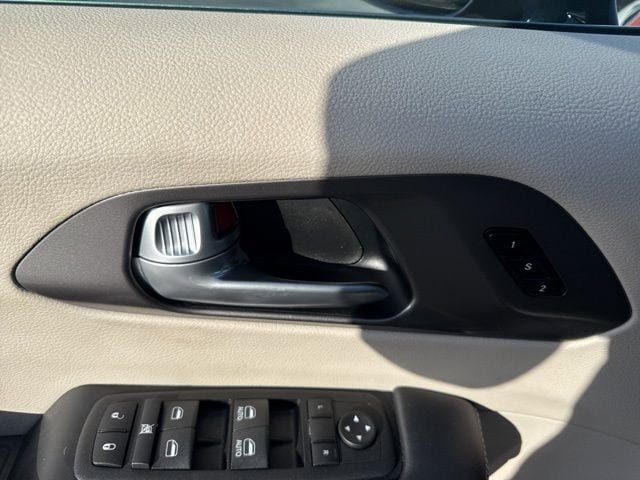 Used 2024 Chrysler Pacifica Touring-L FWD image 15