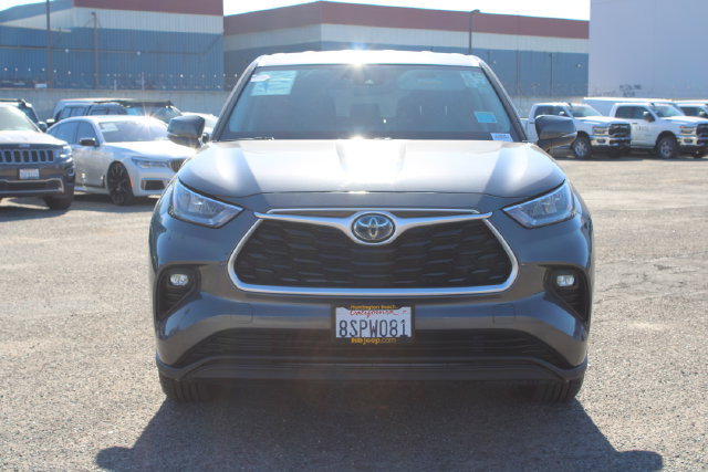 Used 2020 Toyota Highlander LE FWD image 2