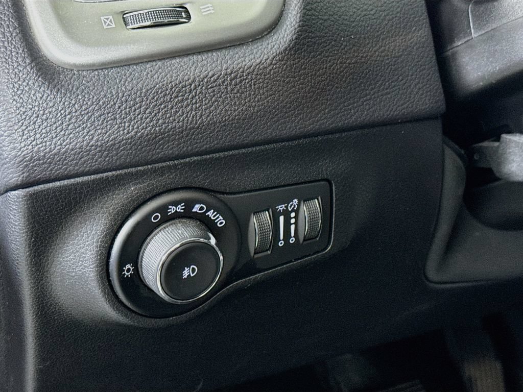 Used 2018 Jeep Compass Latitude w/ Popular Equipment Group AWD/4WD image 10