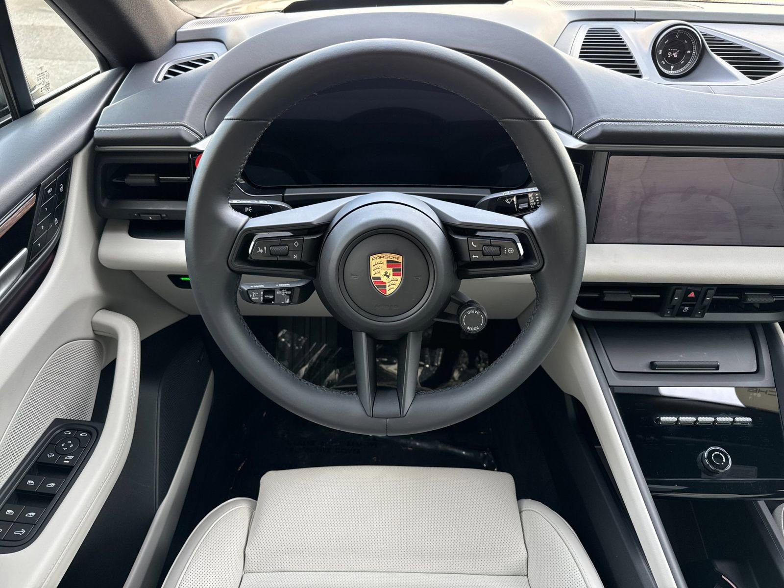 Certified 2025 Porsche Macan Electric RWD image 16