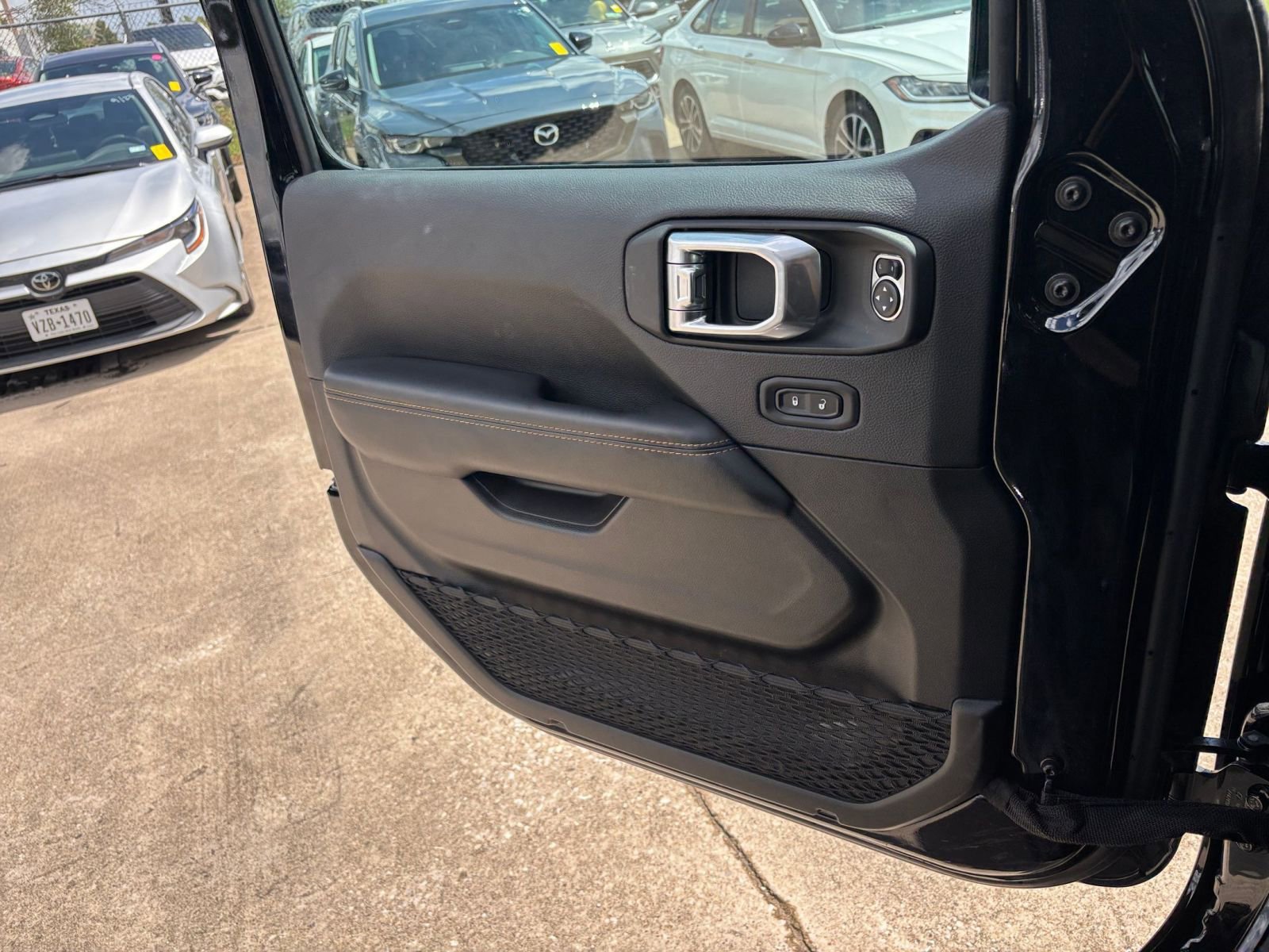 Used 2025 Jeep Wrangler Sahara image 20