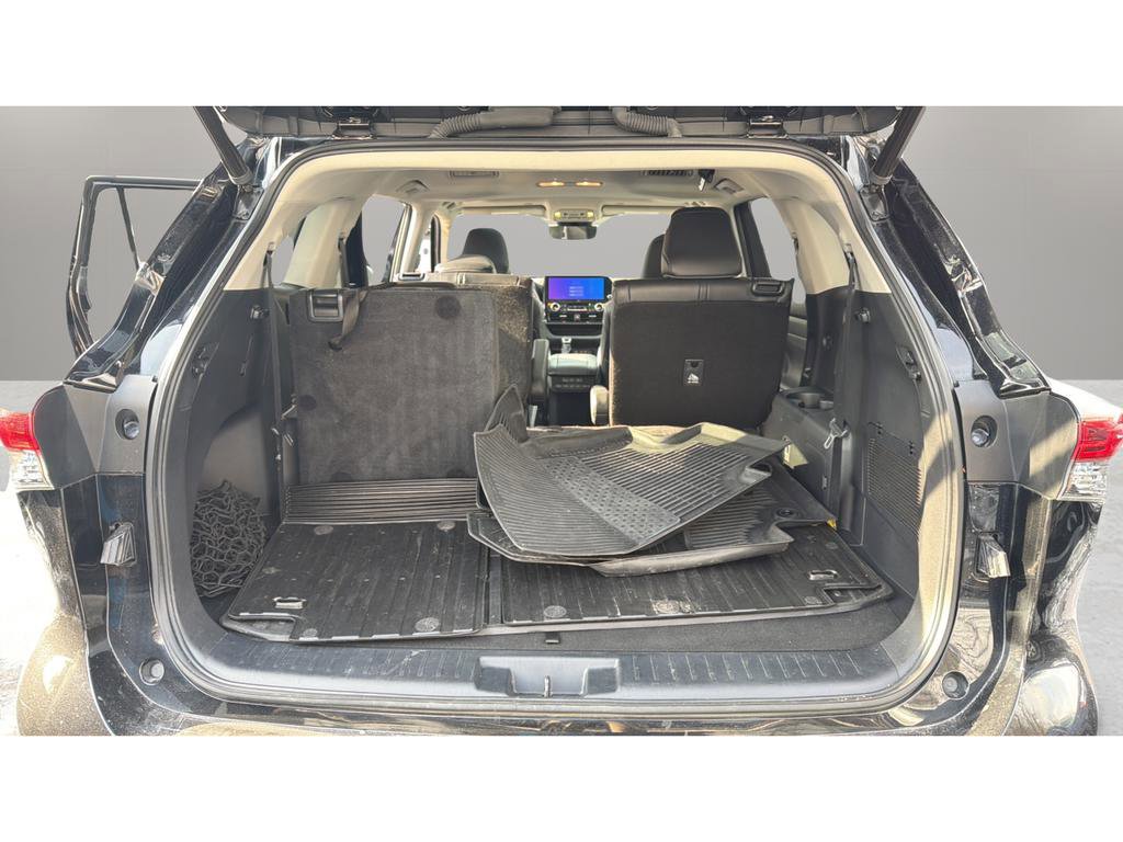 Used 2023 Toyota Highlander XLE image 19