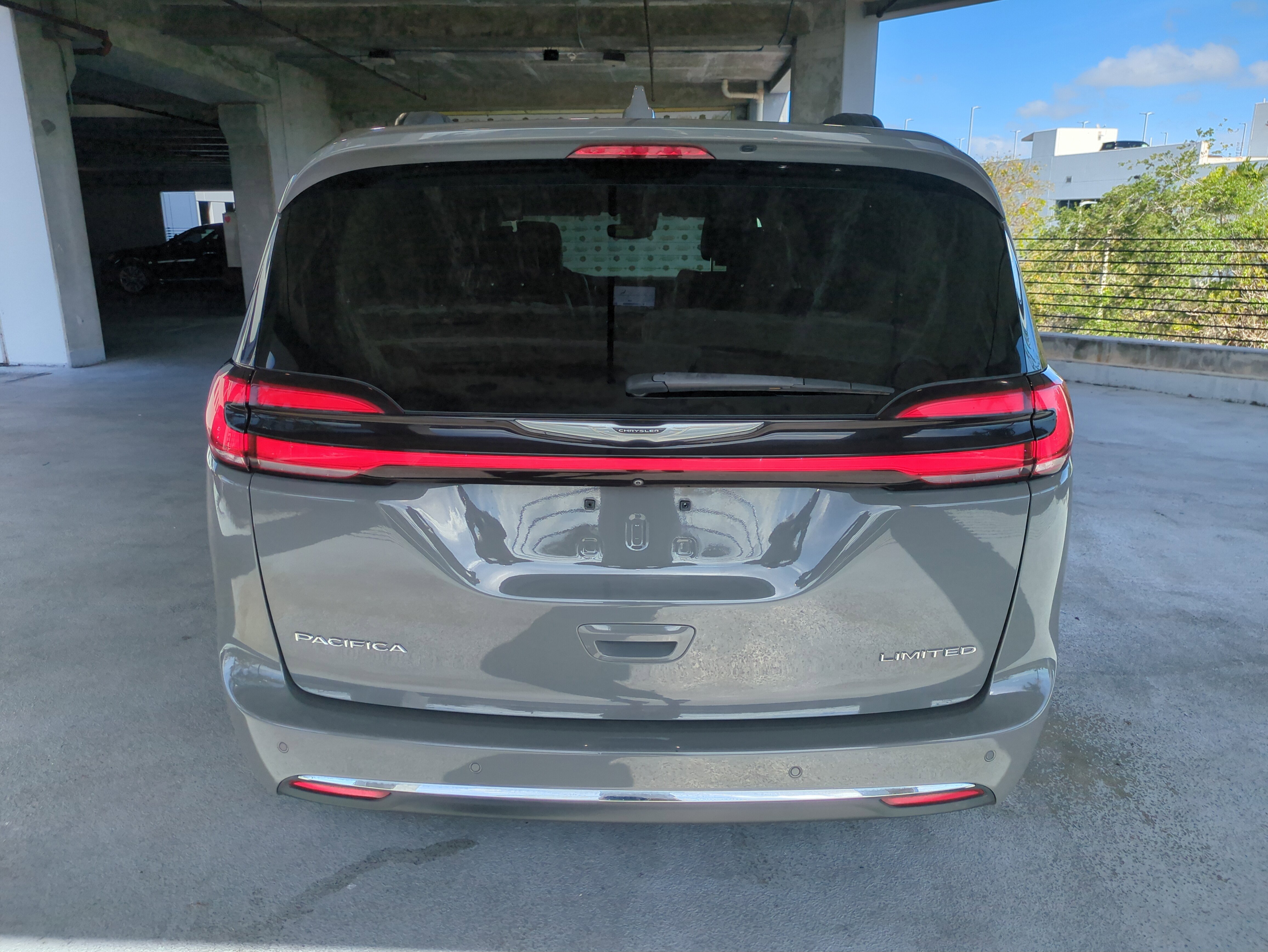 Used 2022 Chrysler Pacifica Limited FWD image 6