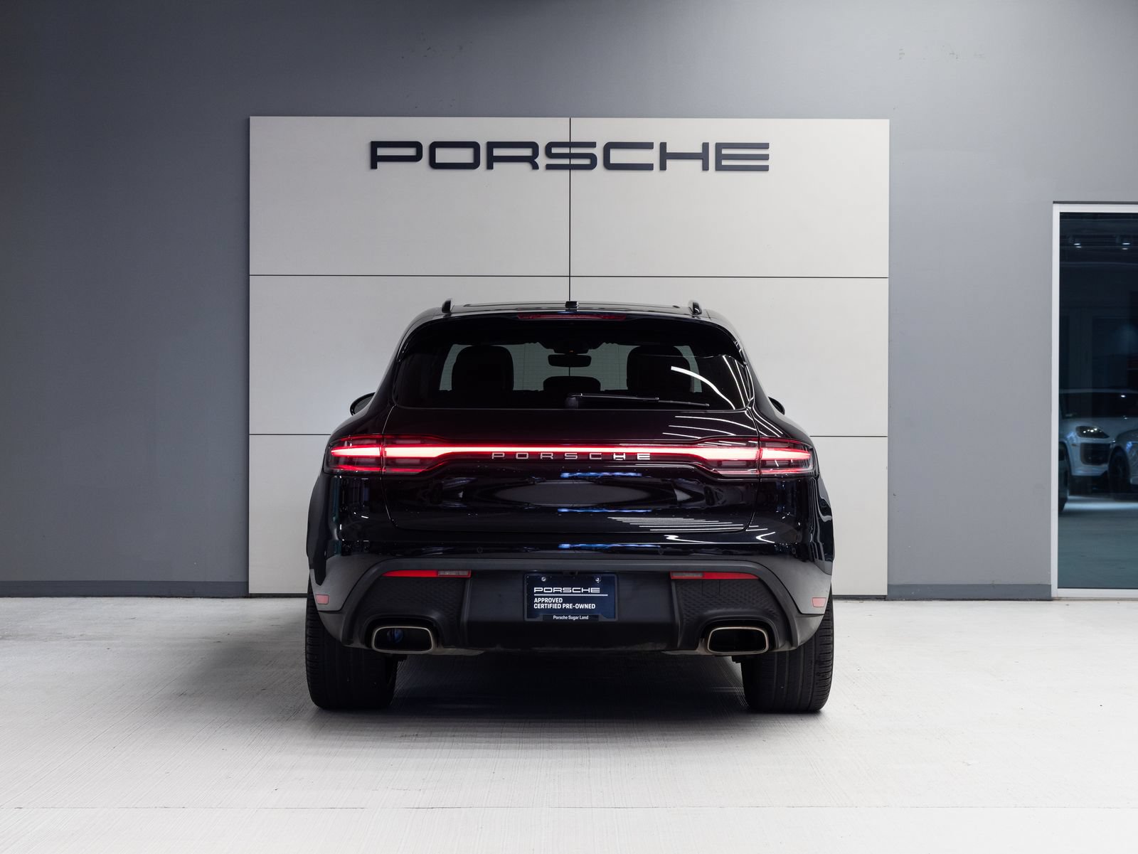 Certified 2023 Porsche Macan AWD/4WD image 6