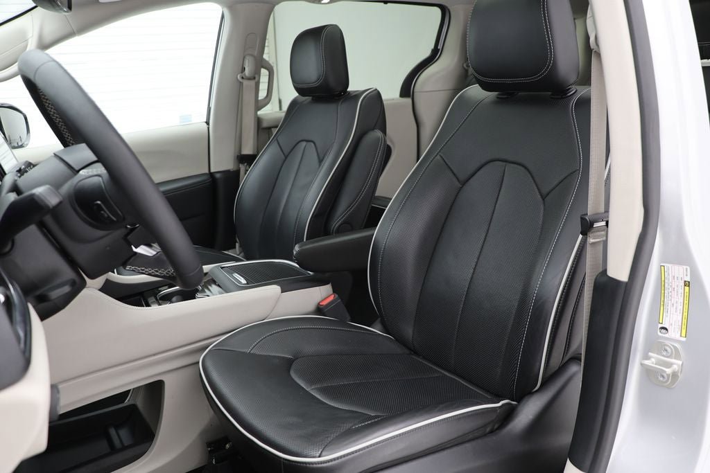 Used 2024 Chrysler Pacifica Limited FWD image 16