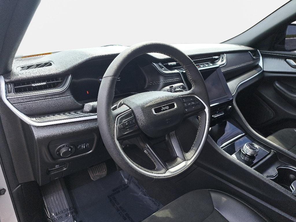 Certified 2025 Jeep Grand Cherokee Altitude AWD/4WD image 17