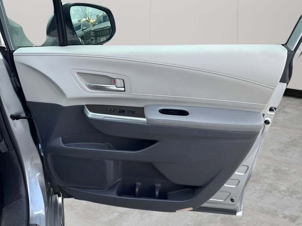 Used 2021 Toyota Sienna Limited image 13