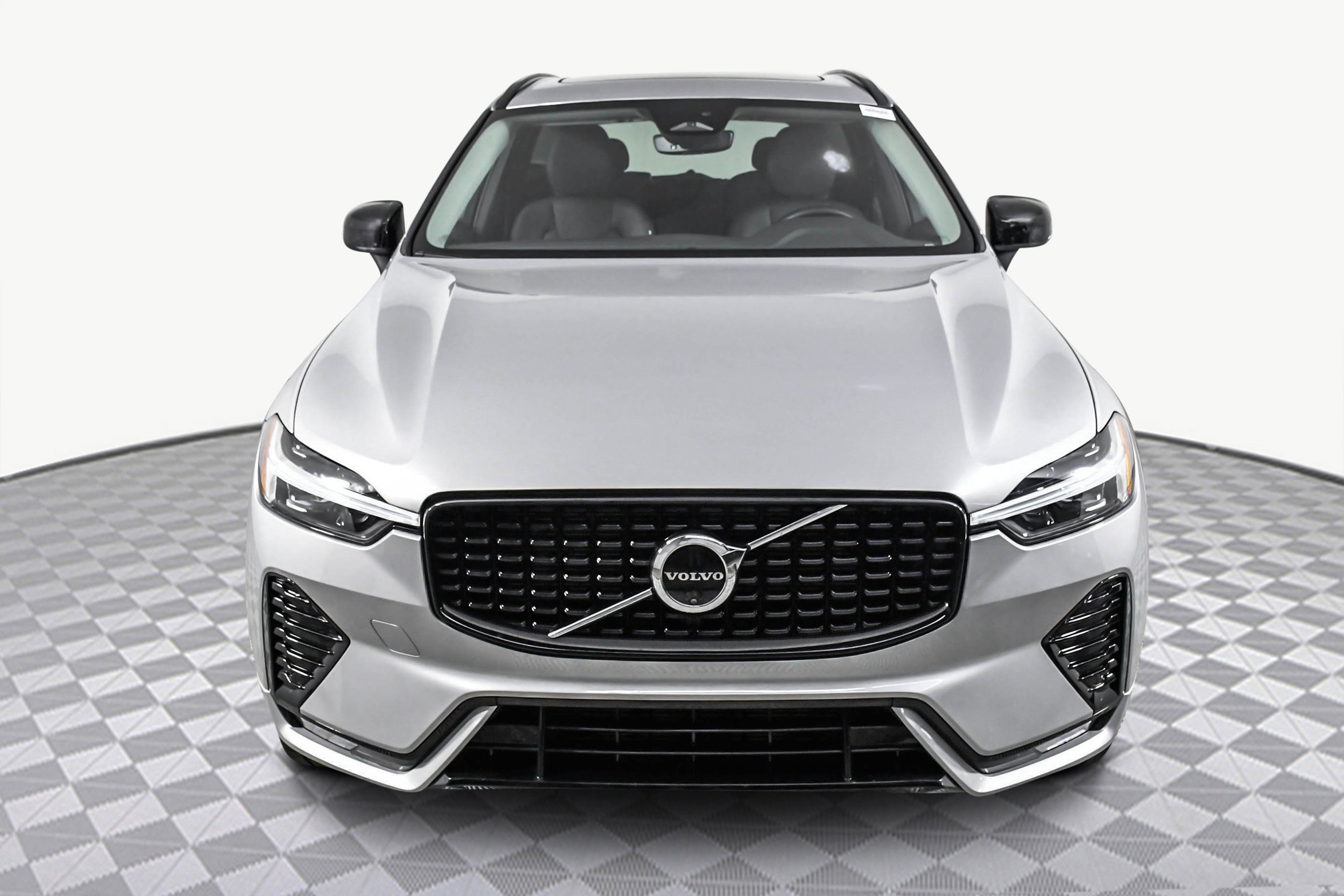 Used 2025 Volvo XC60 B5 Plus image 2