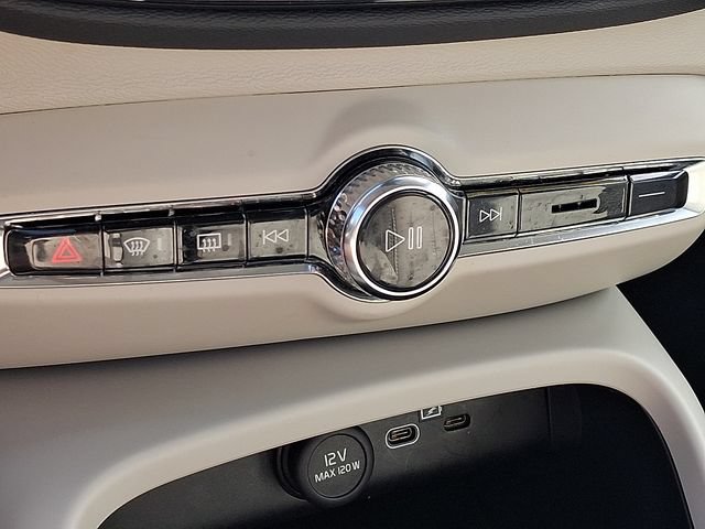 Certified 2024 Volvo XC40 B5 Plus w/ Protection Package Premier AWD/4WD image 18