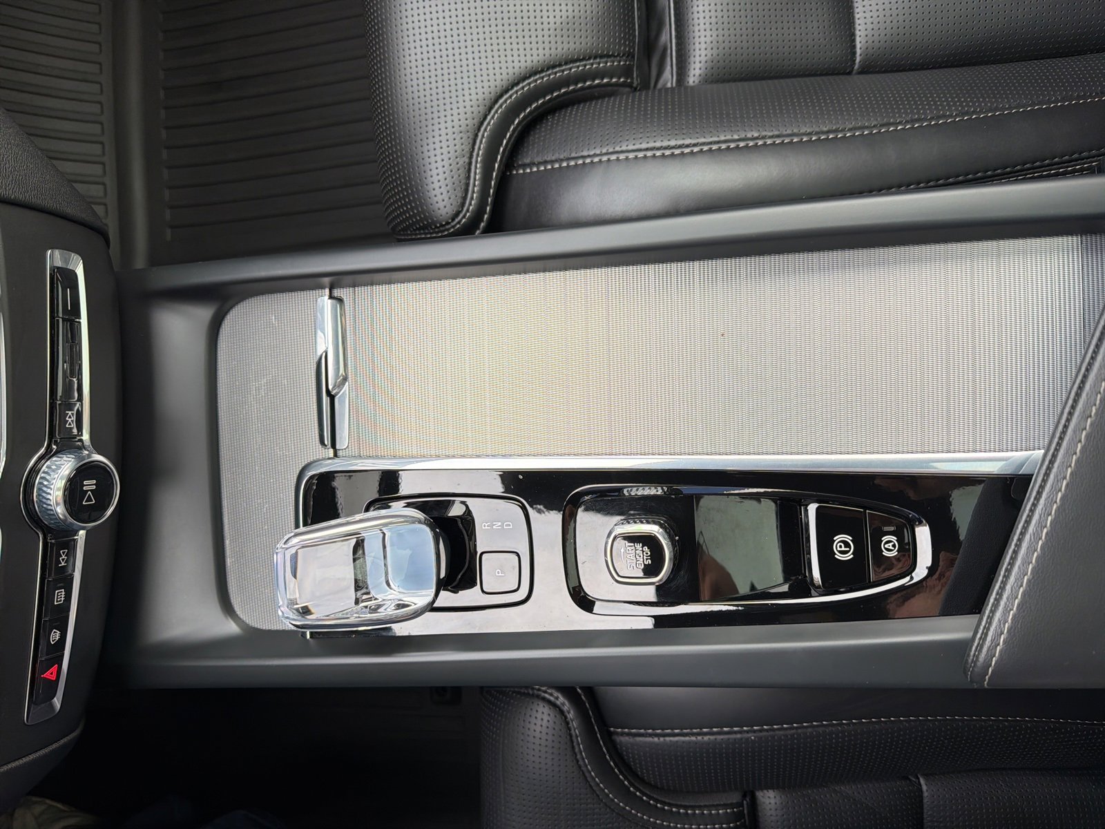 Used 2024 Volvo XC60 B5 Ultimate w/ Protection Package Premier image 27