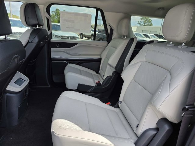 New 2026 Lincoln Navigator L Premier AWD/4WD image 8
