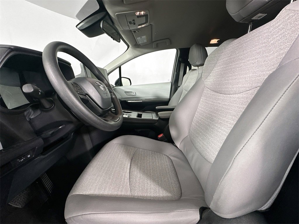 Used 2025 Toyota Sienna LE image 15