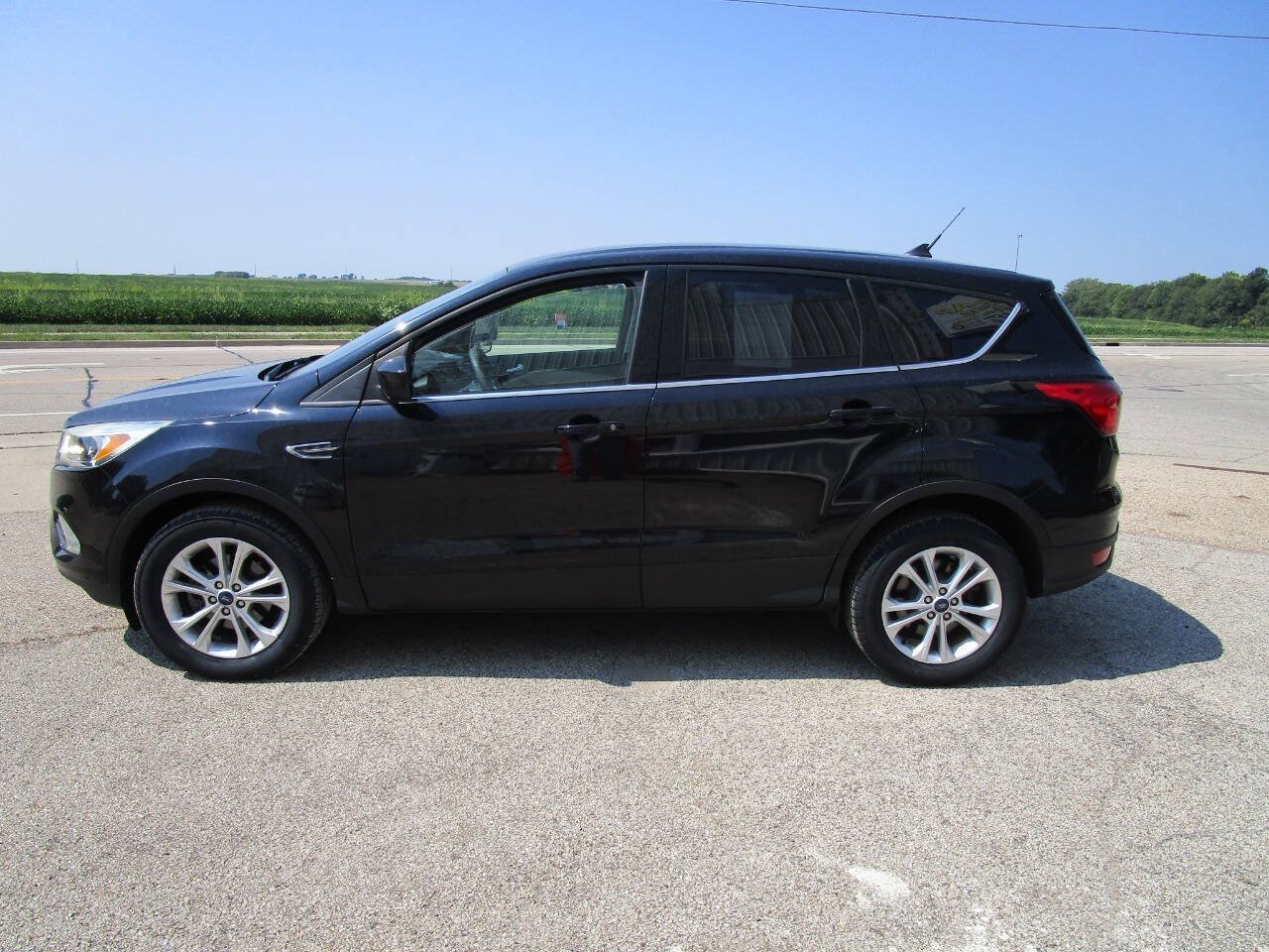 Used 2019 Ford Escape SE FWD image 2