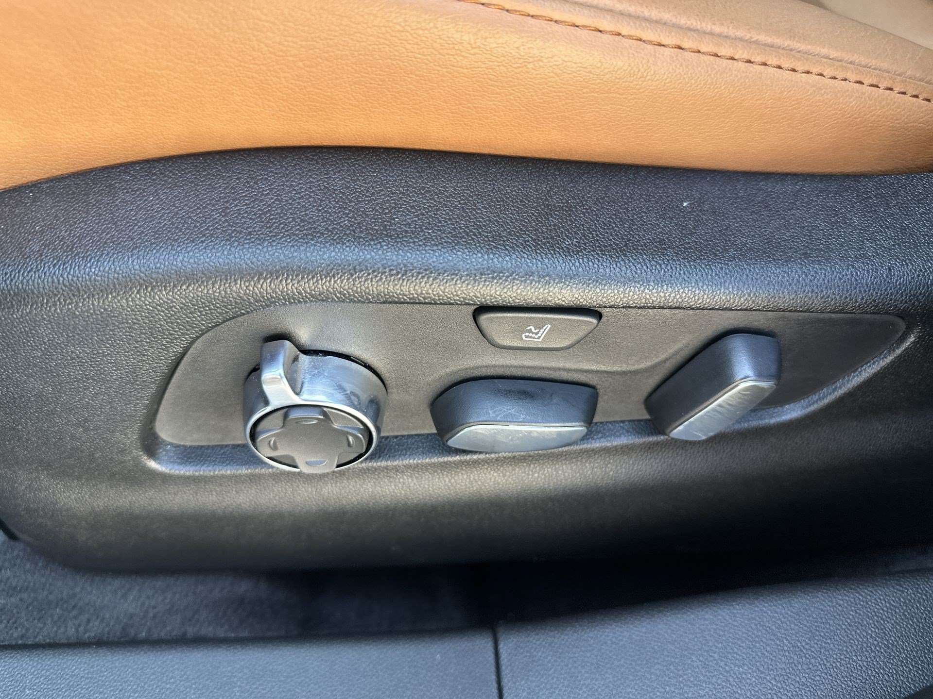 Used 2024 Cadillac XT4 Premium Luxury w/ Technology Package FWD image 14