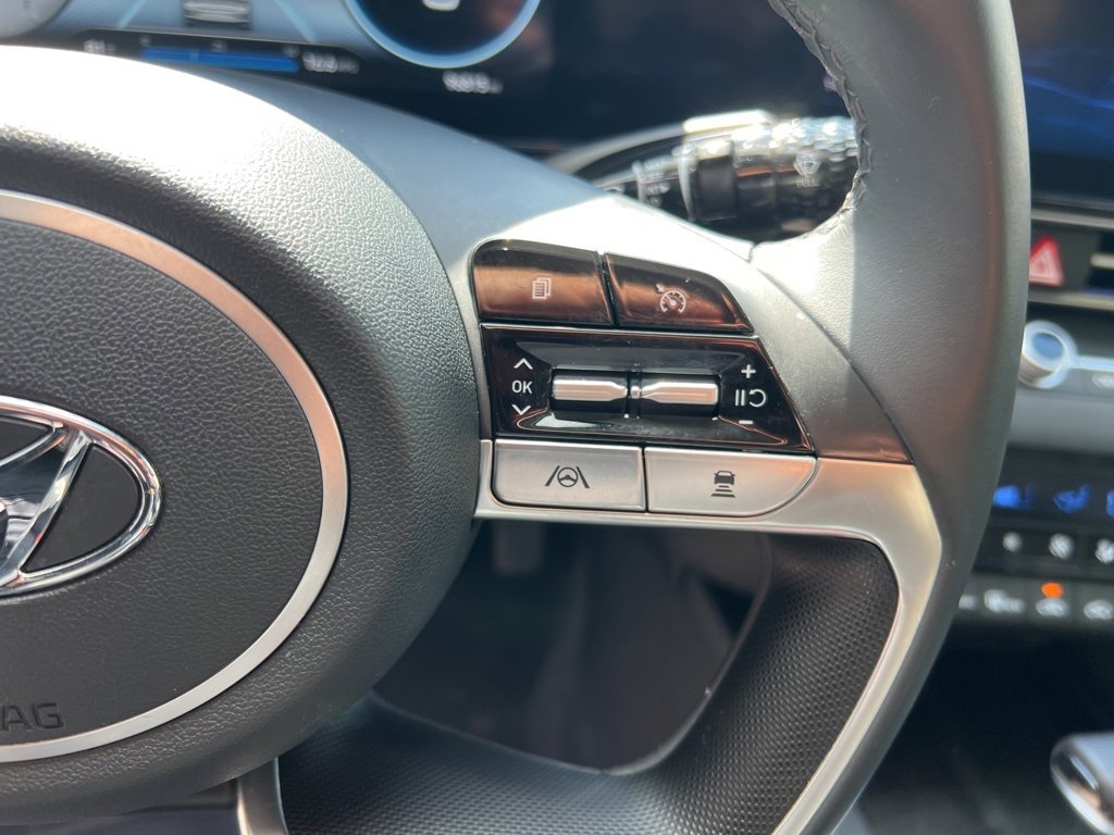 Used 2022 Hyundai Elantra Limited image 15