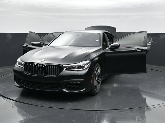 Used 2018 BMW 750i w/ Executive Package RWD image 40