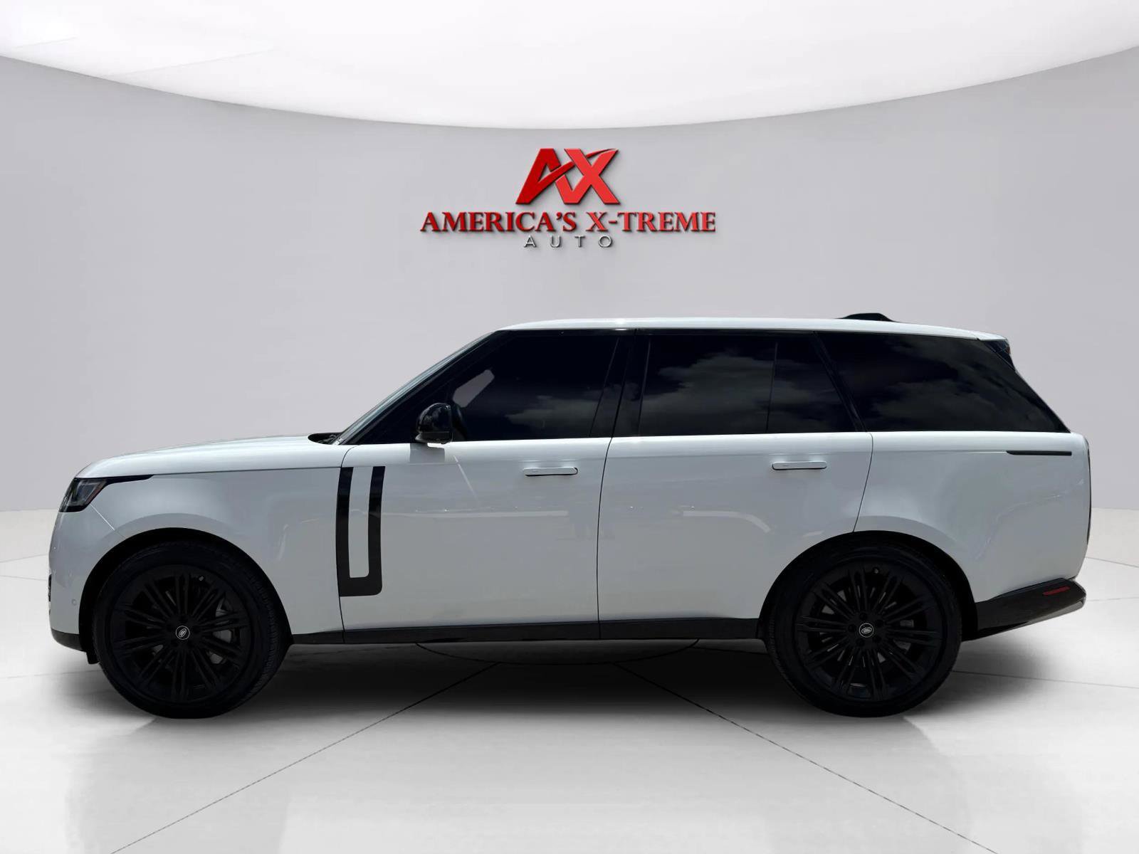 Used 2024 Land Rover Range Rover SE AWD/4WD image 2