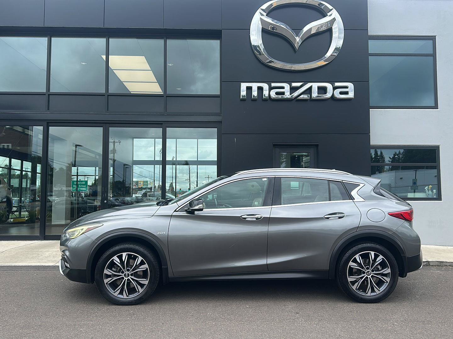 Used 2017 INFINITI QX30 Premium AWD/4WD image 1