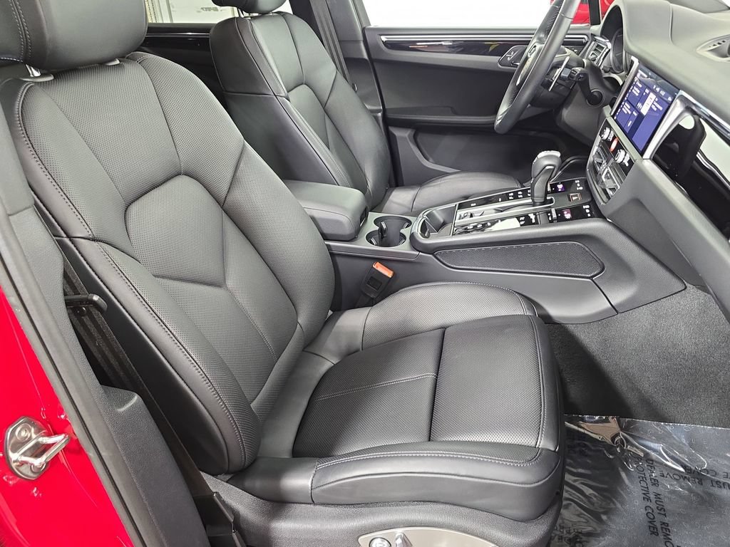 Certified 2026 Porsche Macan AWD/4WD image 27