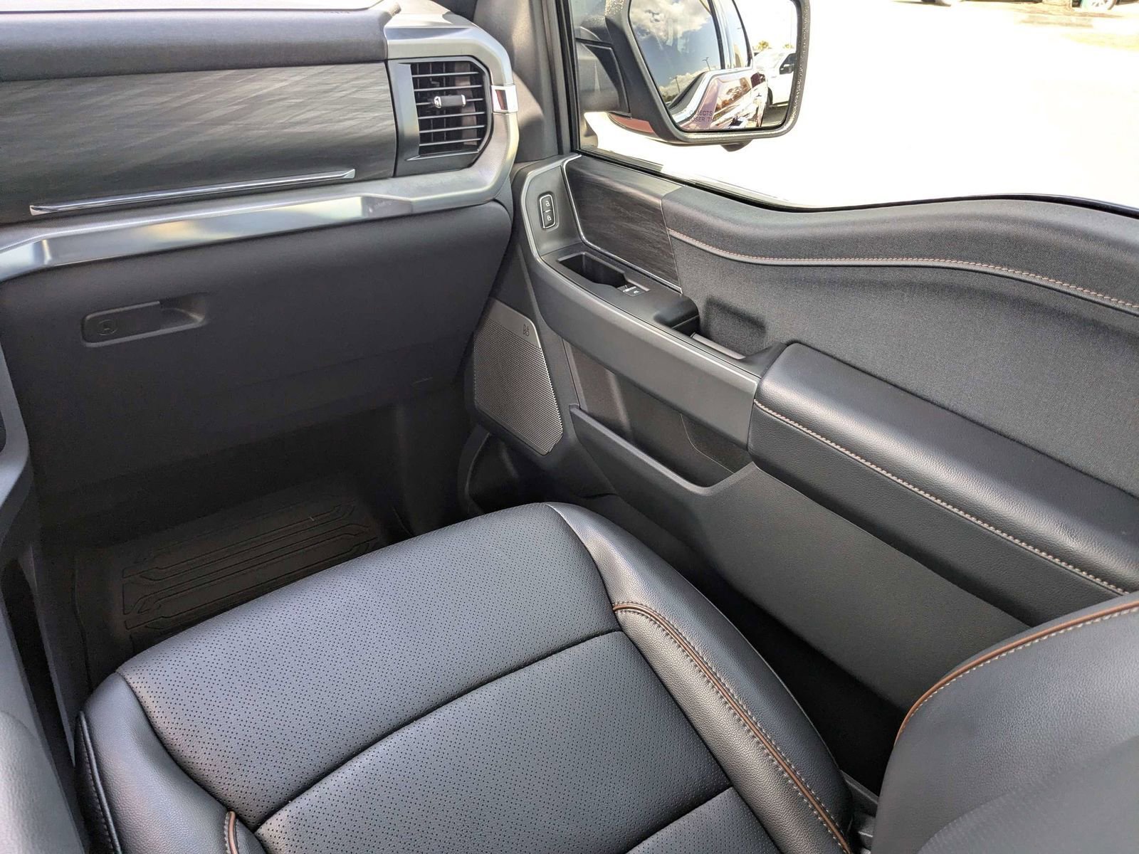 Used 2025 Ford F150 Lariat w/ Equipment Group 502A High image 17