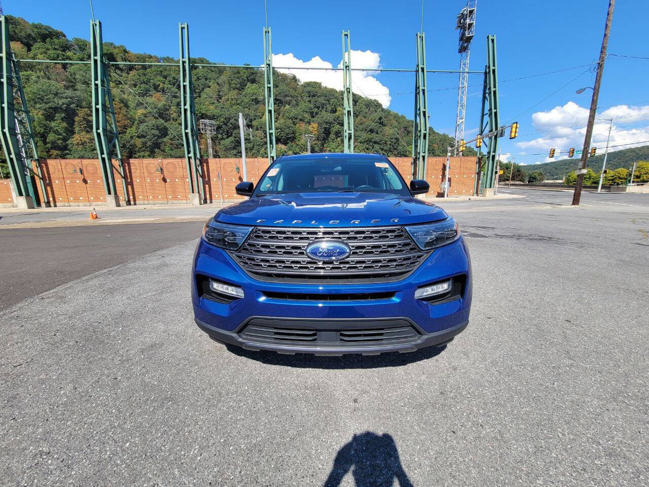 Used 2022 Ford Explorer XLT w/ Equipment Group 202A image 3