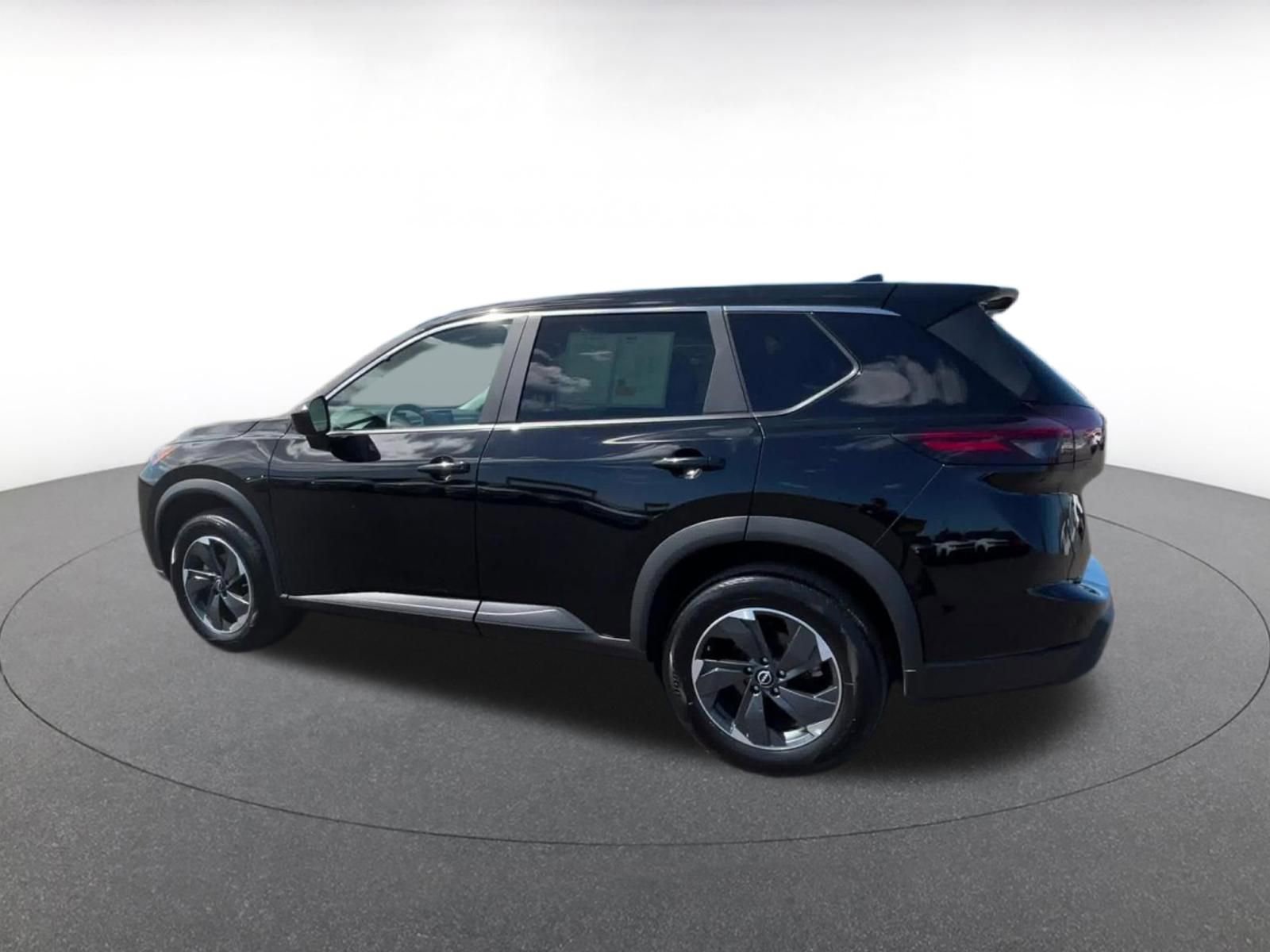 Used 2025 Nissan Rogue SV image 10