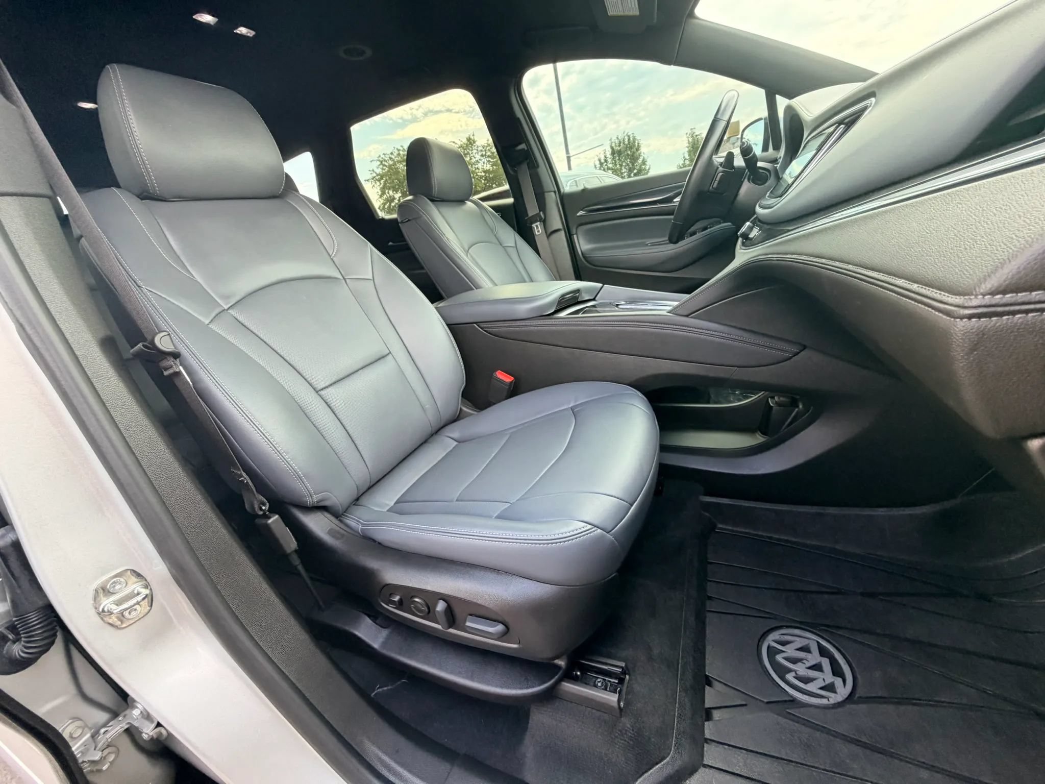 Used 2022 Buick Enclave Premium w/ Surround and Sites Package AWD/4WD image 29