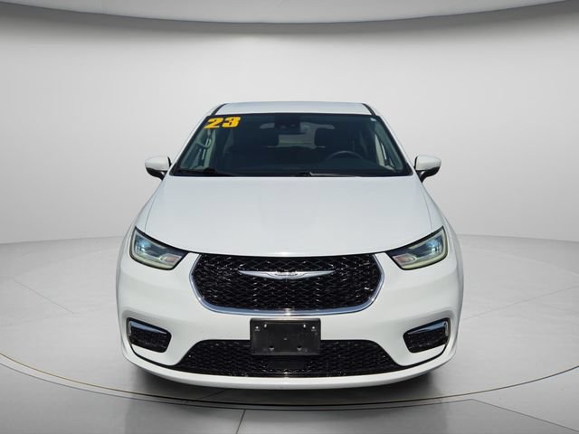 Used 2023 Chrysler Pacifica Touring-L FWD image 4
