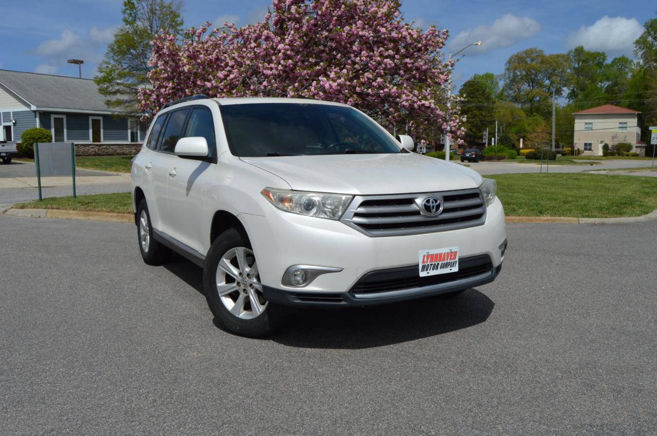 Used 2011 Toyota Highlander SE w/ Tow Pkg AWD/4WD image 2