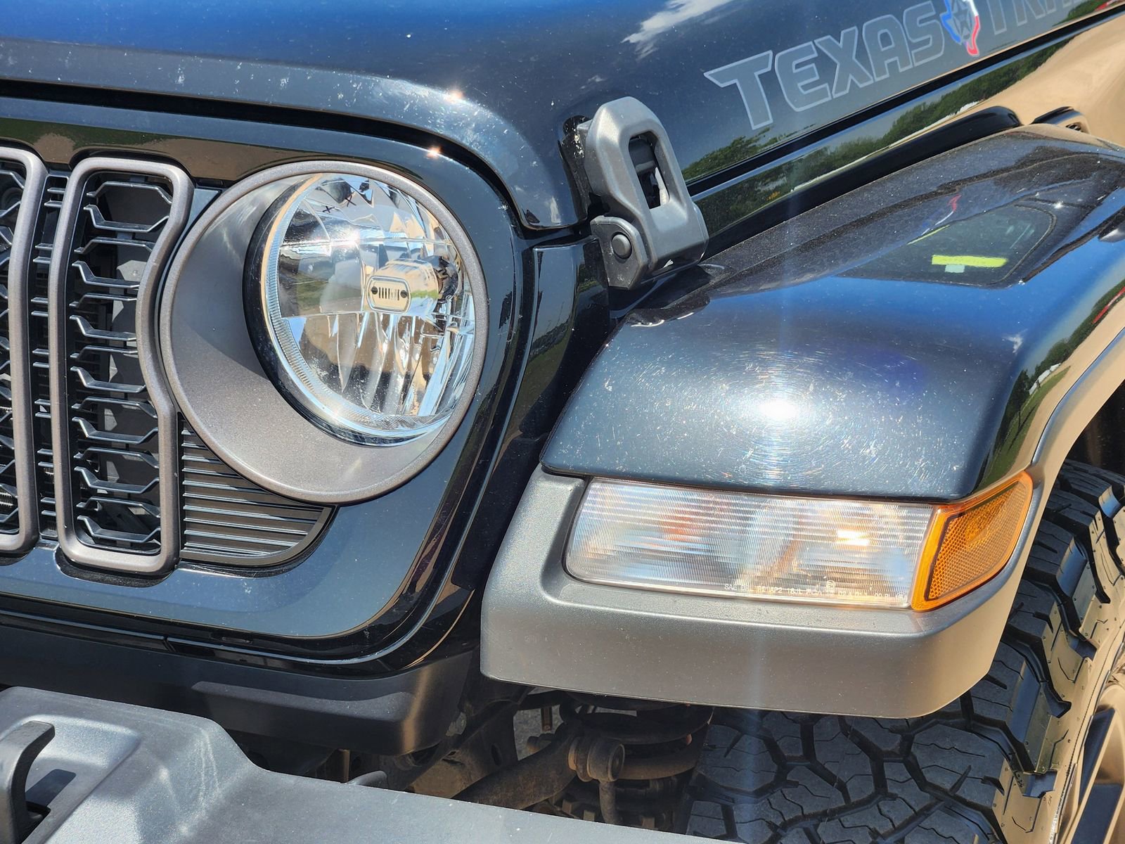 Used 2024 Jeep Gladiator Sport AWD/4WD image 9