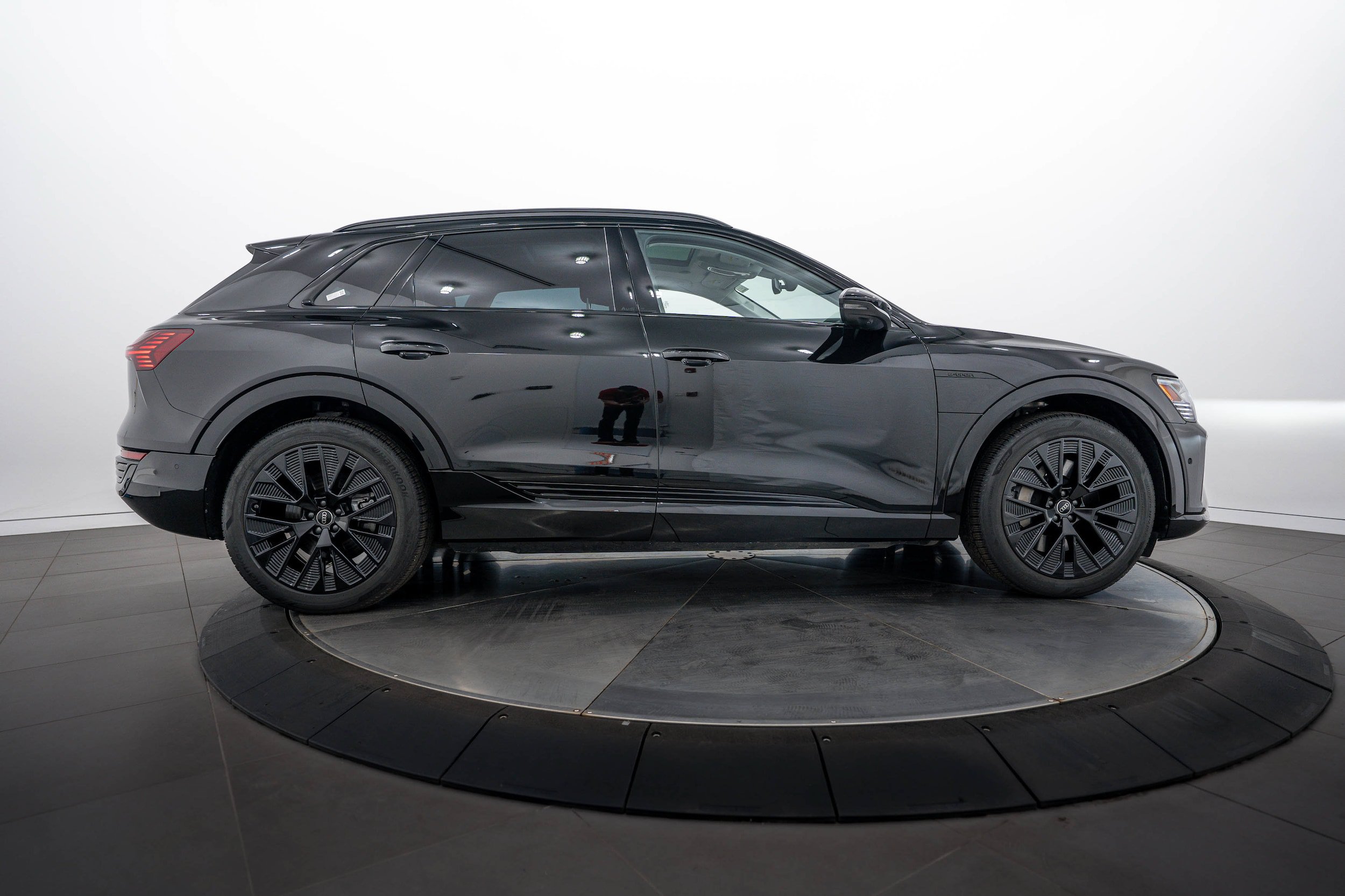 Certified 2024 Audi Q8 e-tron Prestige AWD/4WD image 3