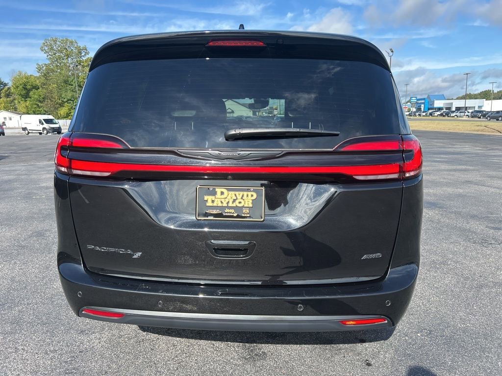Used 2024 Chrysler Pacifica Touring-L w/ Uconnect Theater Family Group image 5