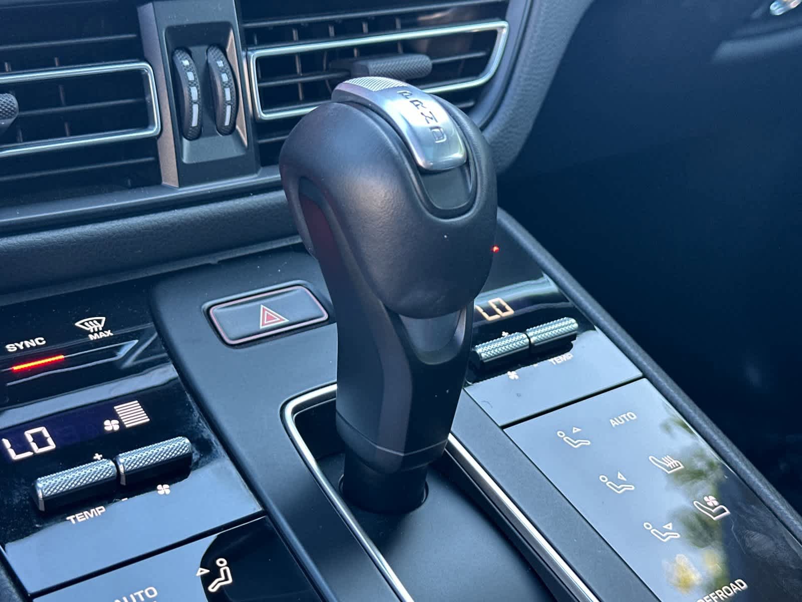 Certified 2025 Porsche Macan AWD/4WD image 24