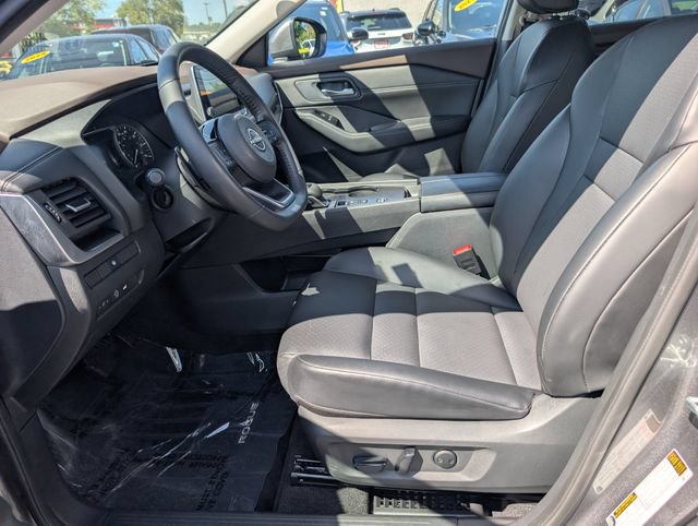Used 2023 Nissan Rogue SV w/ SV Premium B Package FWD image 17