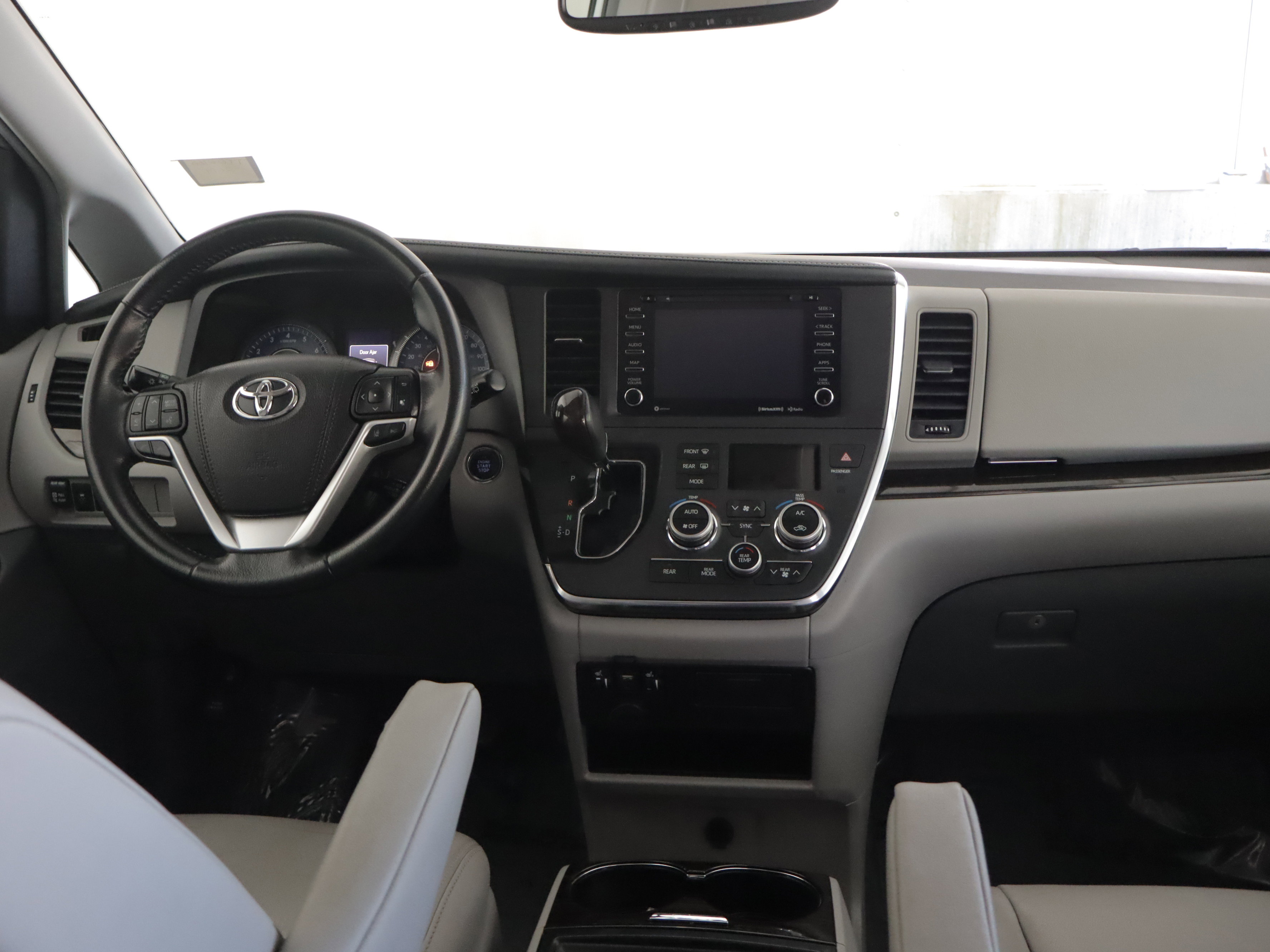 Used 2019 Toyota Sienna XLE w/ XLE Navigation Package AWD/4WD image 2