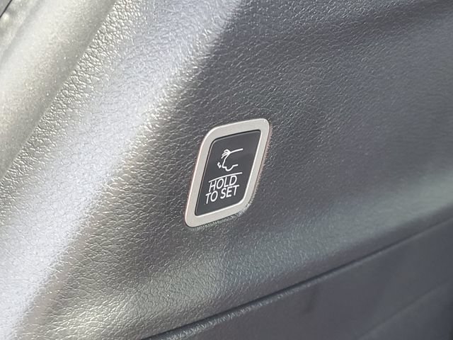 New 2027 Chrysler Pacifica Select w/ Family Tech Group FWD image 8