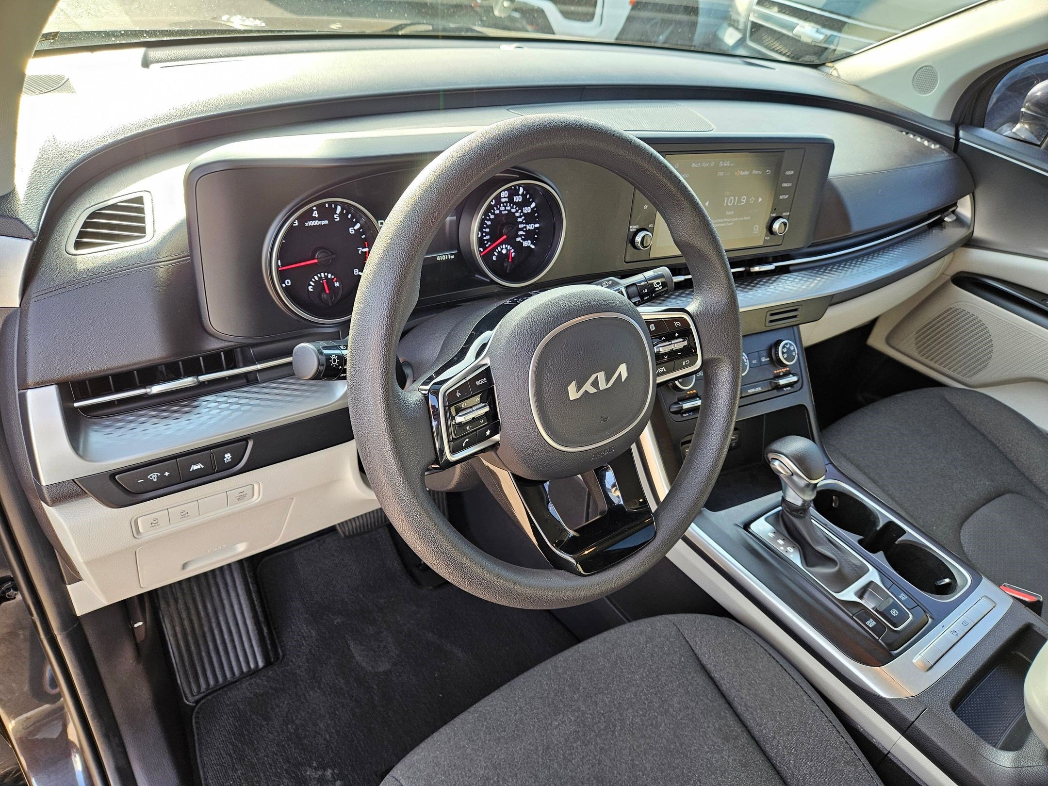 Used 2022 Kia Carnival LX image 14