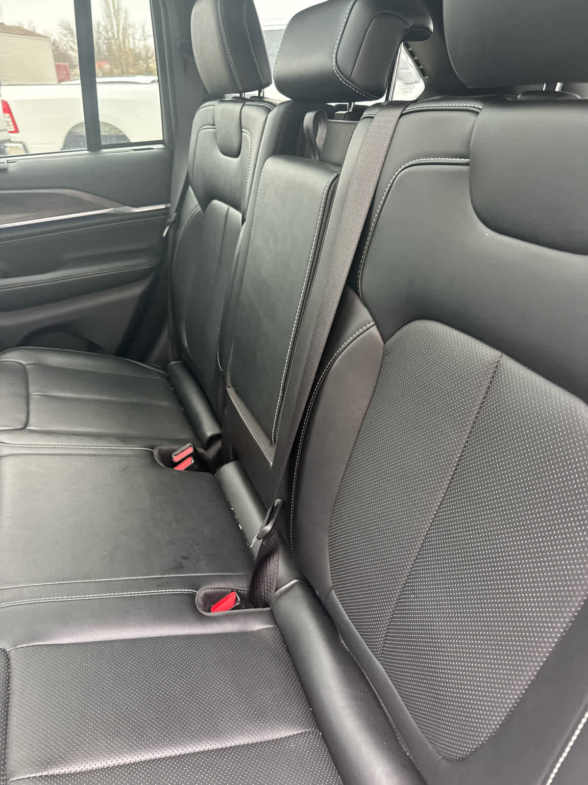 Used 2022 Jeep Grand Cherokee Overland w/ Luxury Tech Group IV image 12