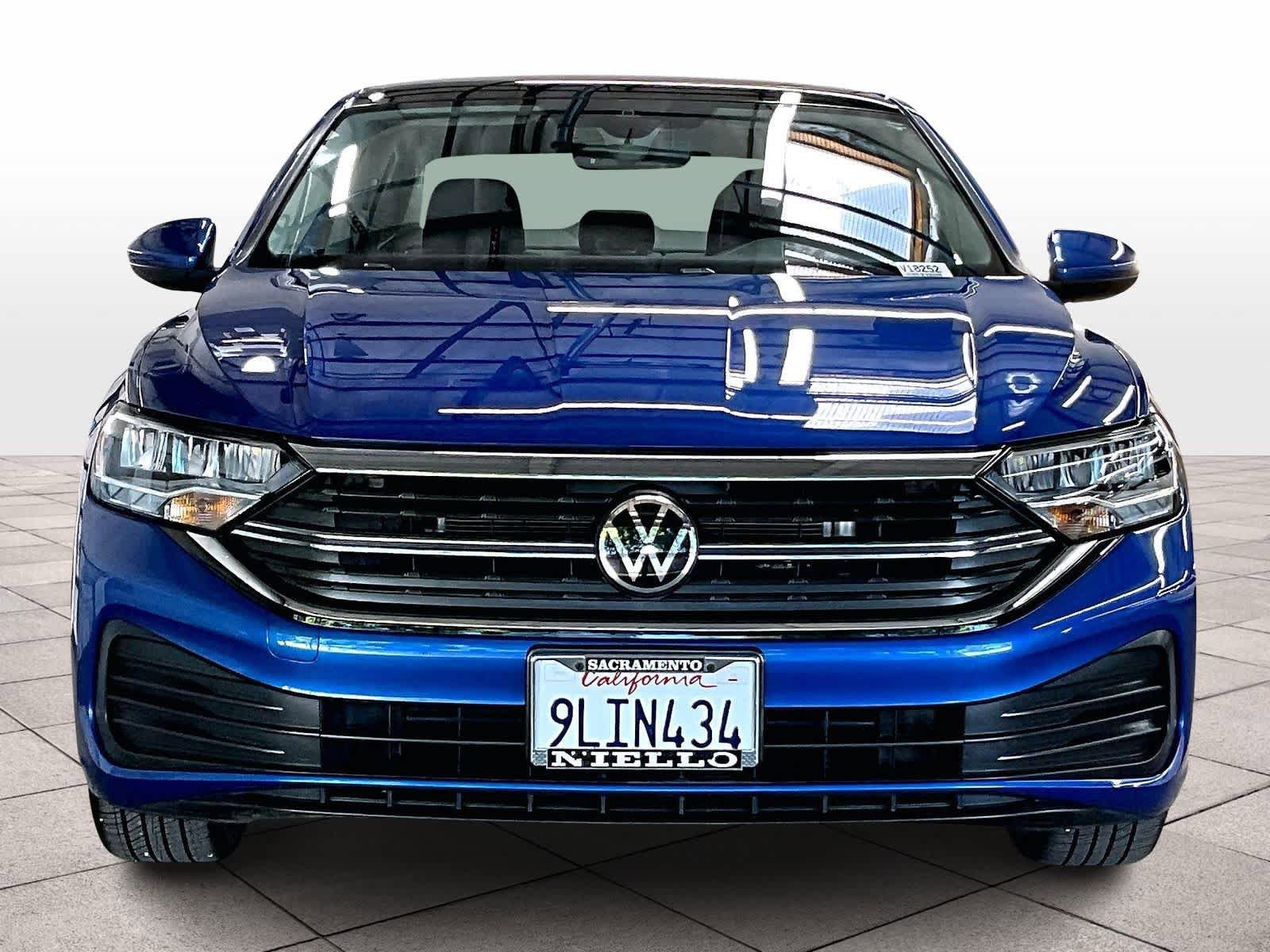 Used 2024 Volkswagen Jetta SE image 3