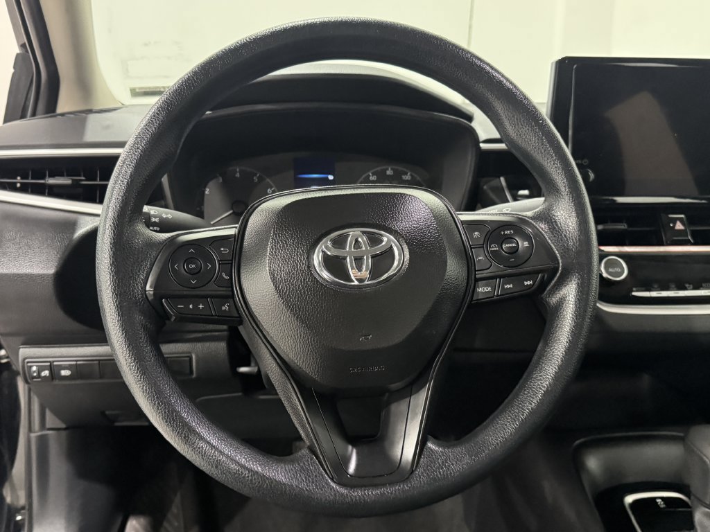 Used 2025 Toyota Corolla LE FWD image 4