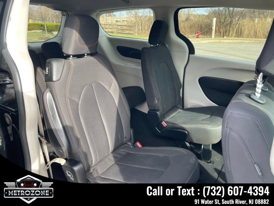 Used 2017 Chrysler Pacifica Touring image 17