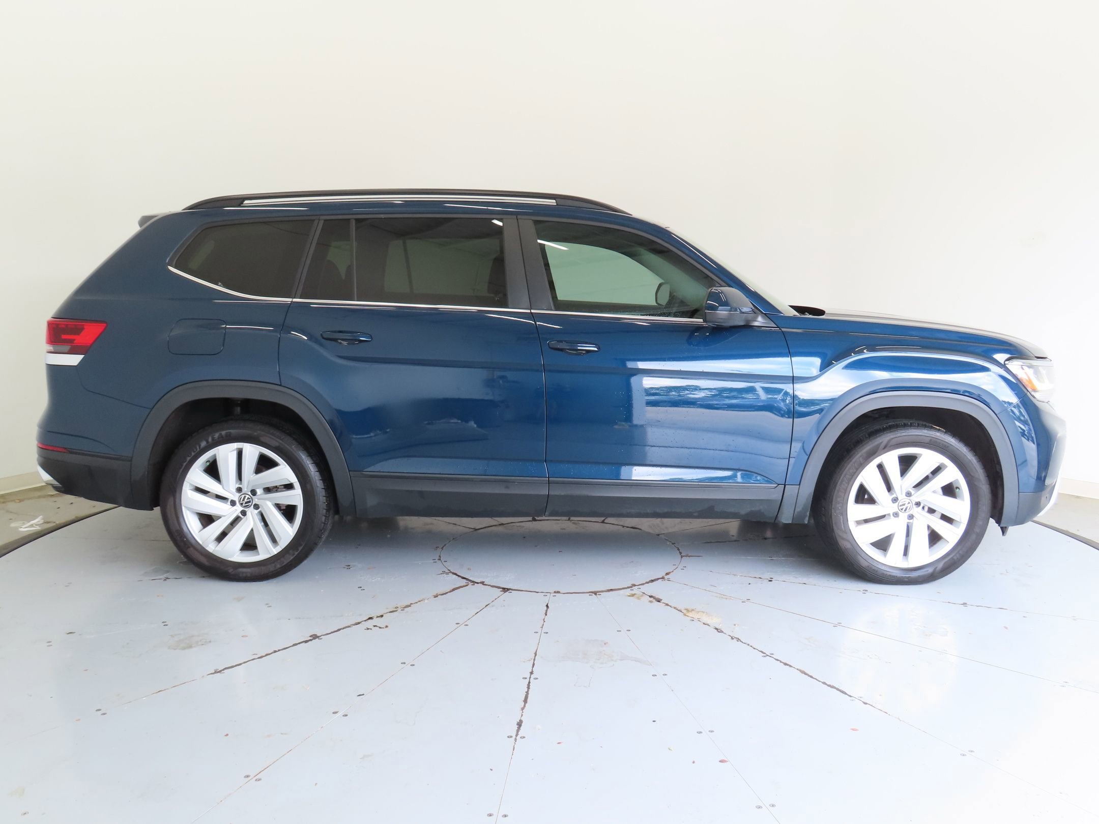 Used 2021 Volkswagen Atlas SE FWD image 2