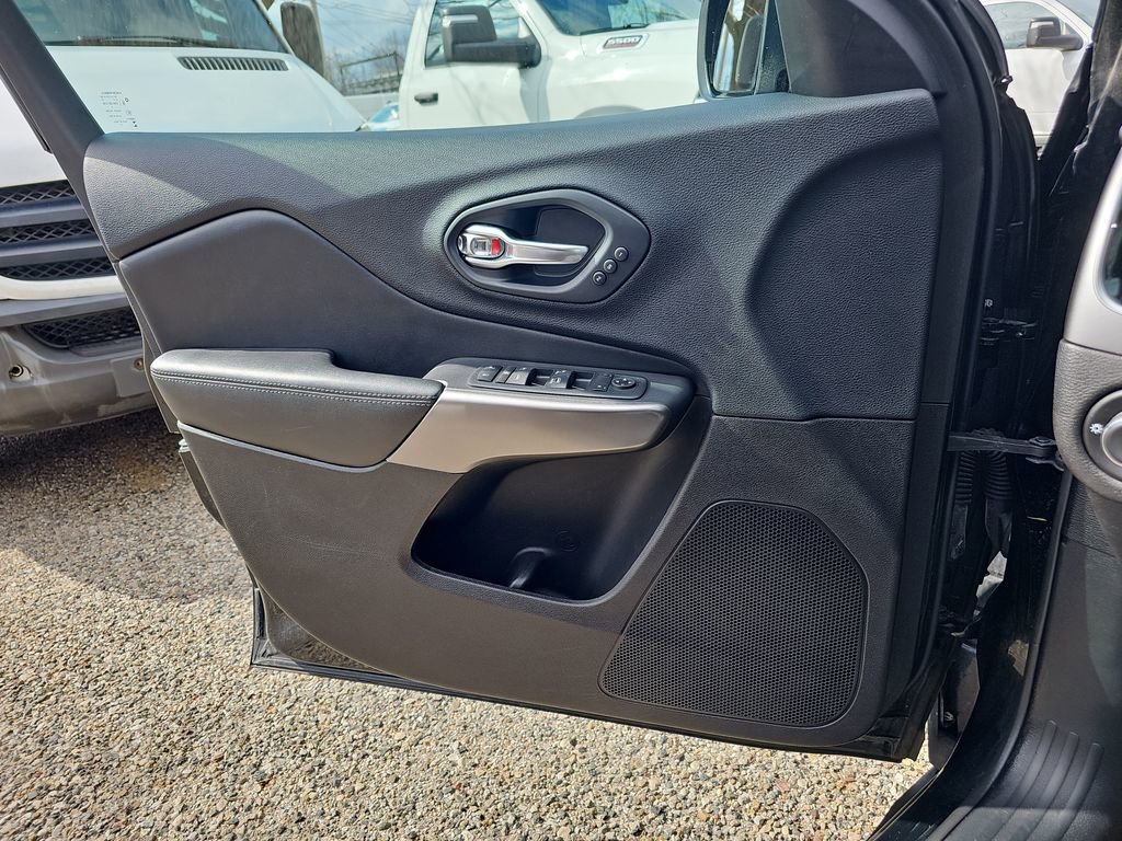 Used 2019 Jeep Cherokee Limited w/ Luxury Group image 25