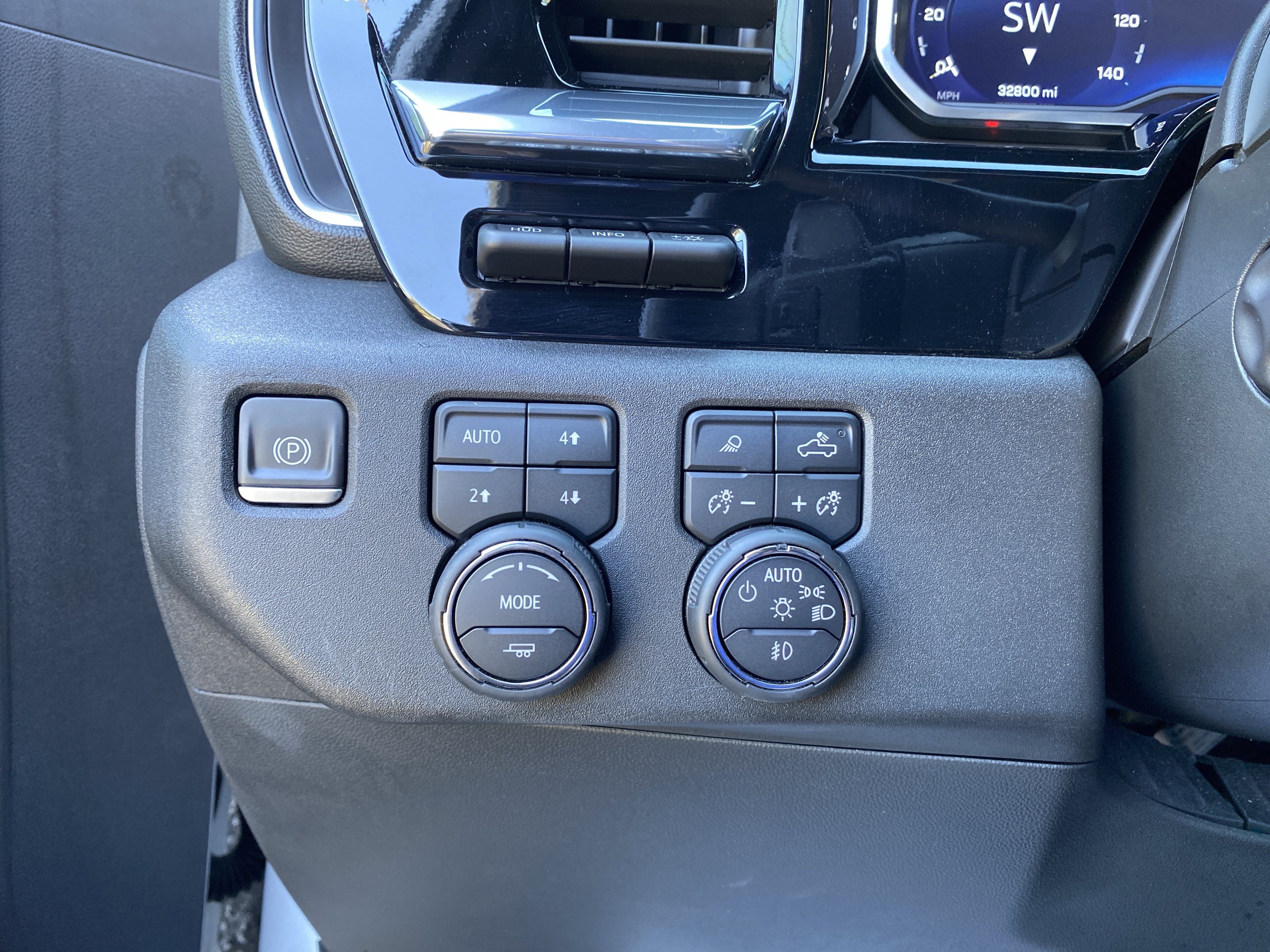 Used 2023 Chevrolet Silverado 1500 High Country w/ High Country Premium Package AWD/4WD image 18