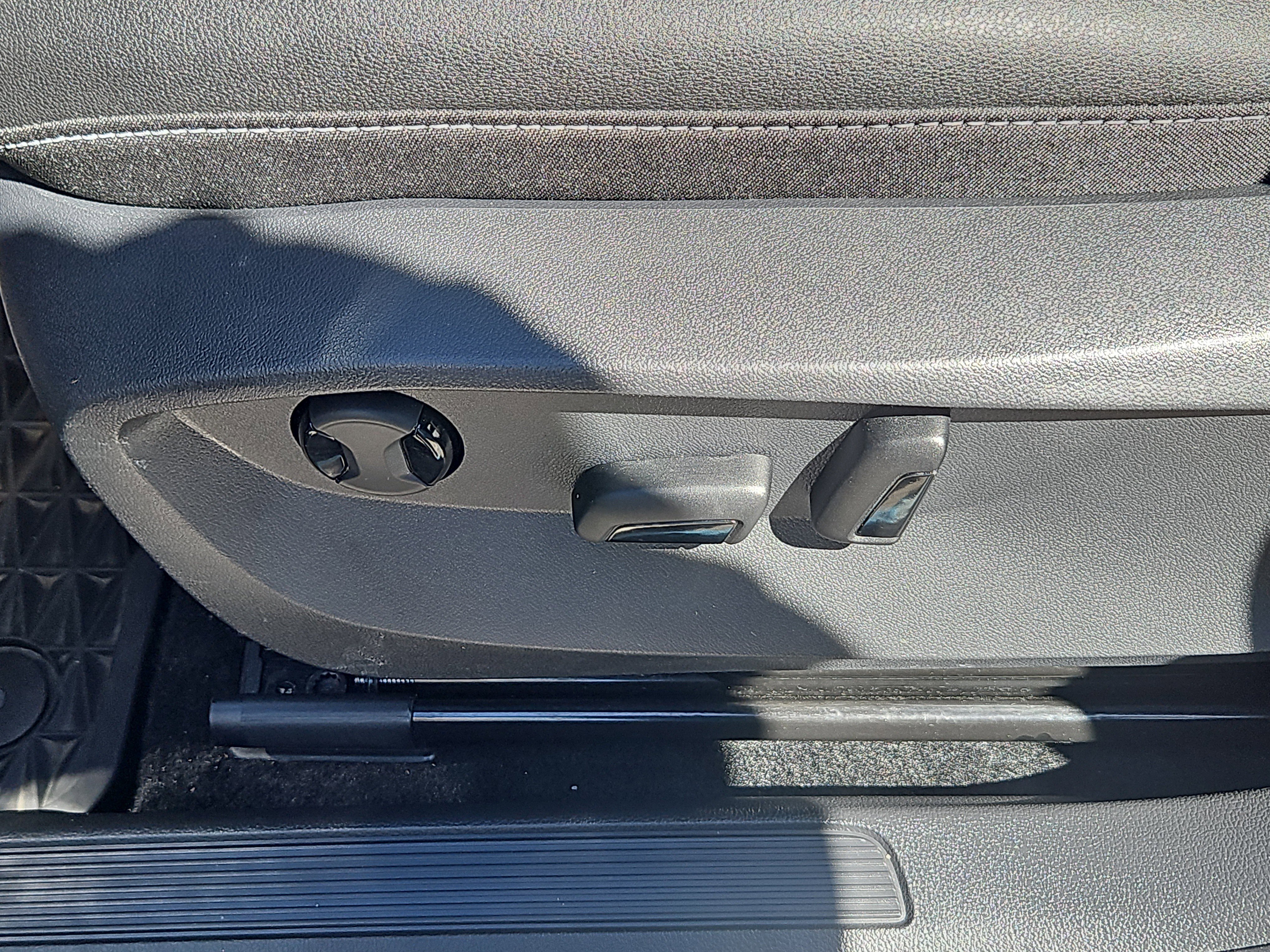 Used 2025 Volkswagen Taos SE image 13