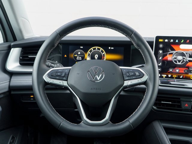 Used 2025 Volkswagen Tiguan SE w/ Panoramic Sunroof Package image 23