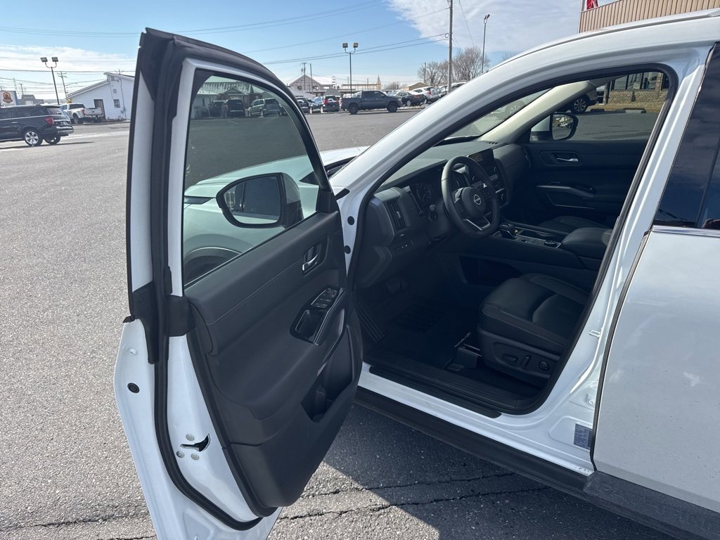 Used 2025 Nissan Pathfinder SL w/ Cargo Package image 15