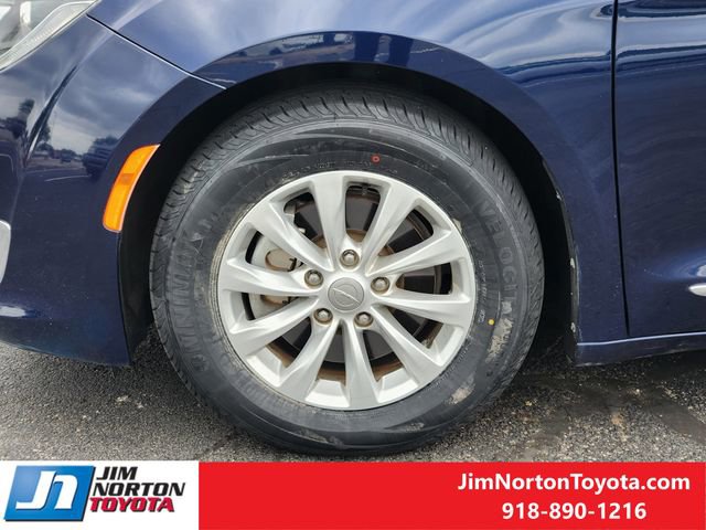 Used 2018 Chrysler Pacifica Touring-L image 12